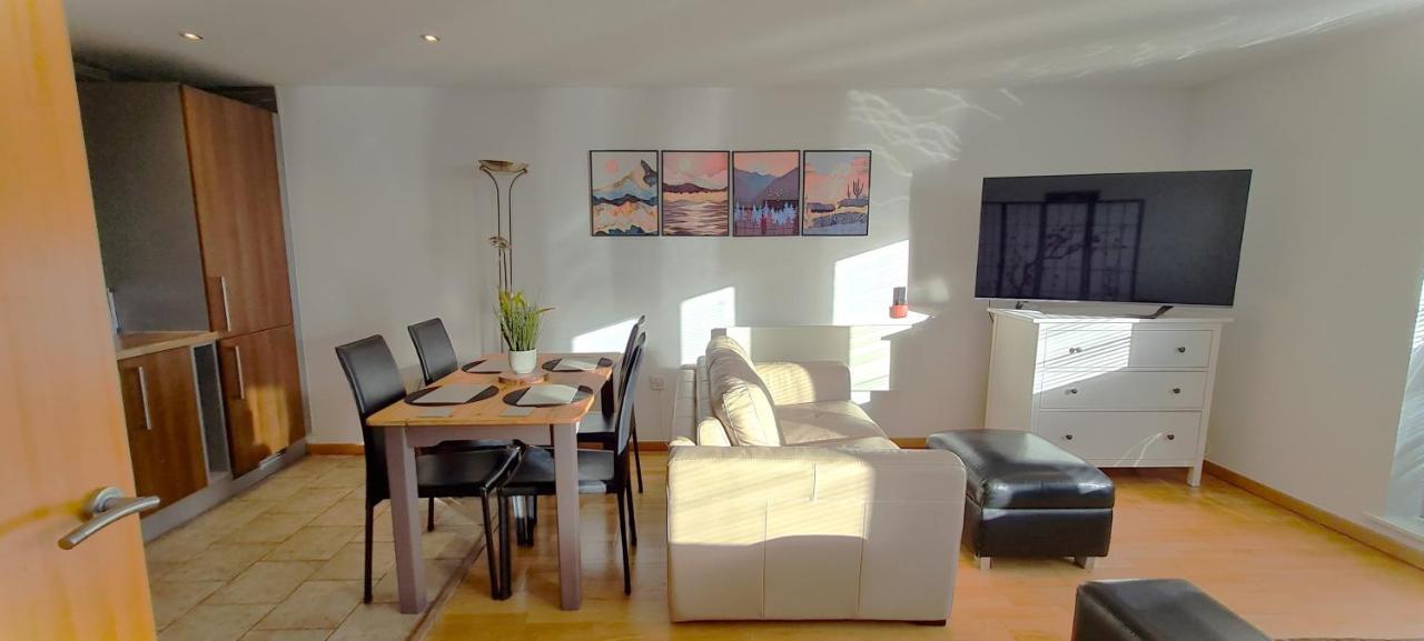 Sidemersey Livings- Convenient 1-Bedroom Flat With A View, Central Ливърпул Екстериор снимка