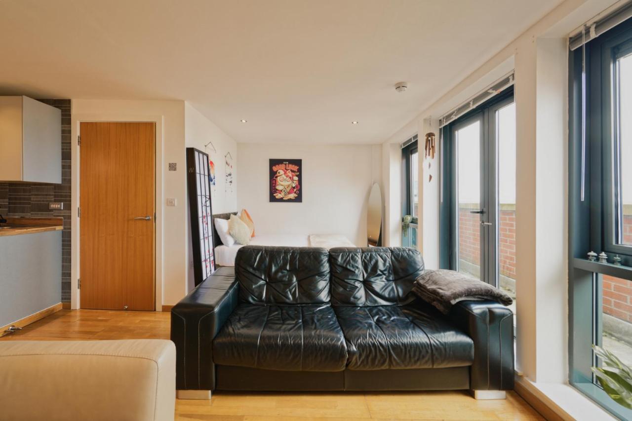 Sidemersey Livings- Convenient 1-Bedroom Flat With A View, Central Ливърпул Екстериор снимка